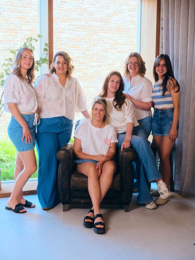 Teamfoto van kapsalon De Geknipte Zaak in Oostende