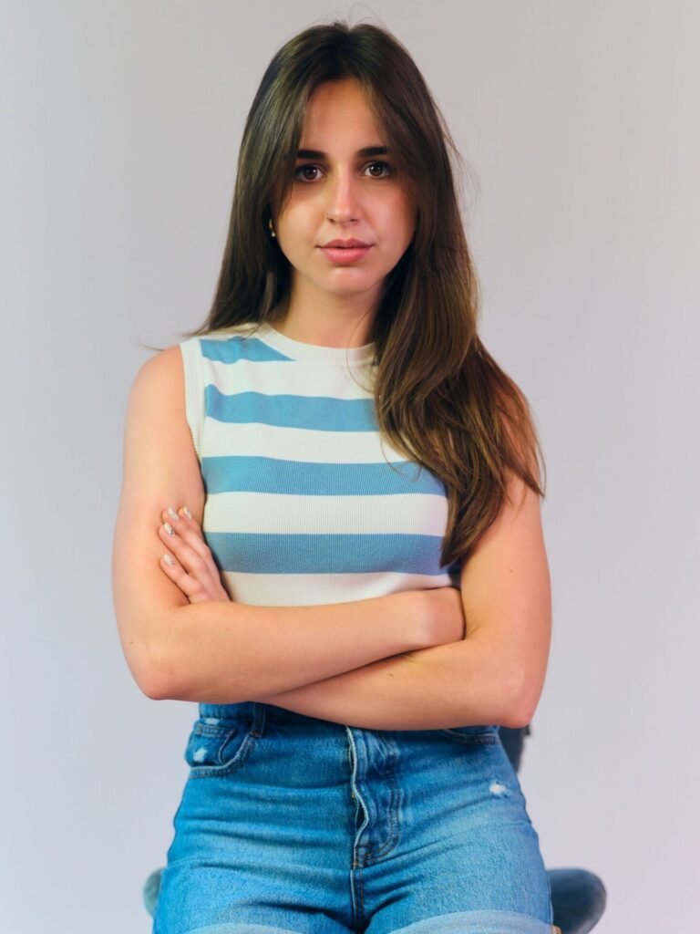 Medewerker van De Geknipte Zaak in gestreepte top, teamportret