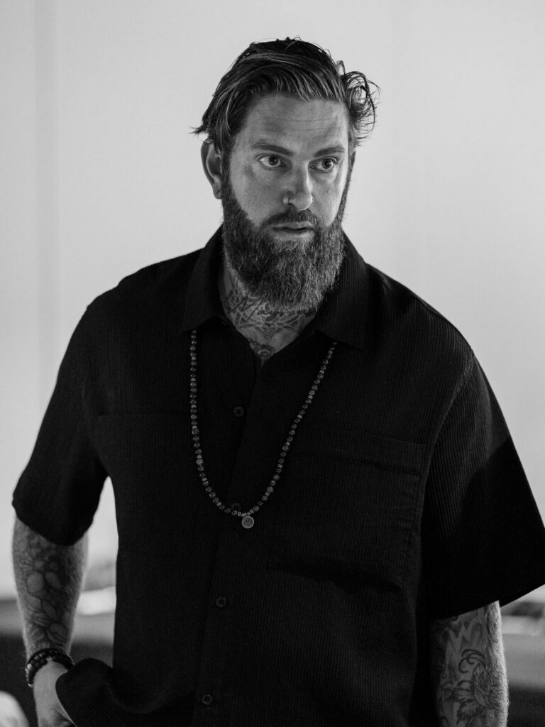 Portret van een barber met tatoeages, zwart-wit