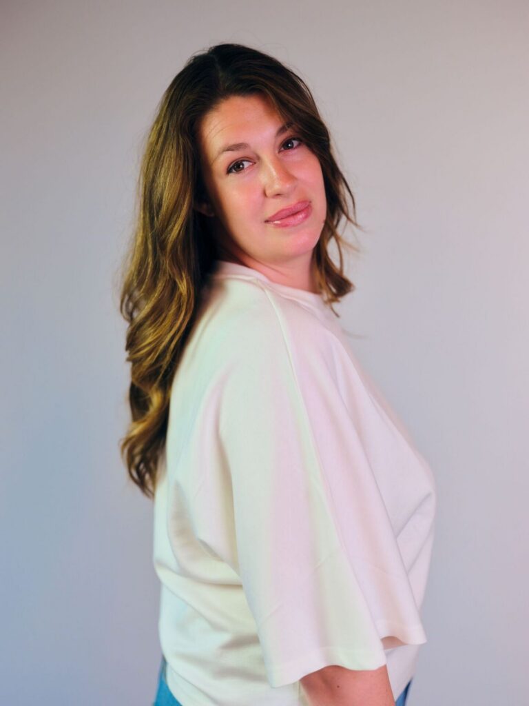 Portret van een kapster in een witte blouse