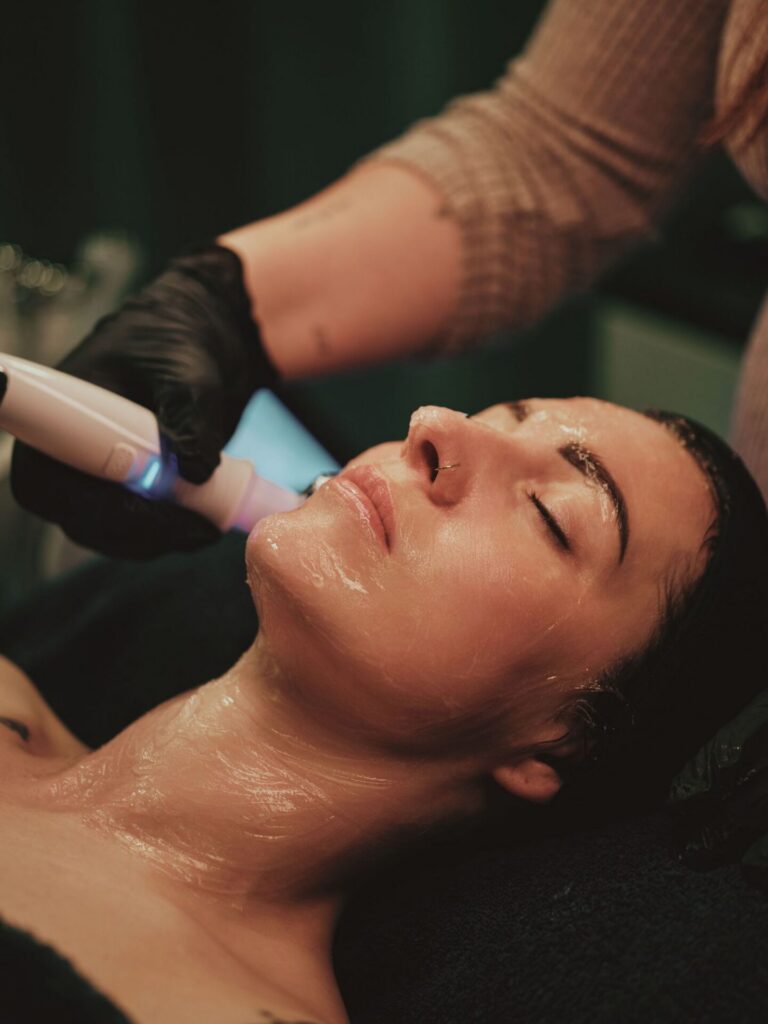 Gelaatsbehandeling in een beautysalon