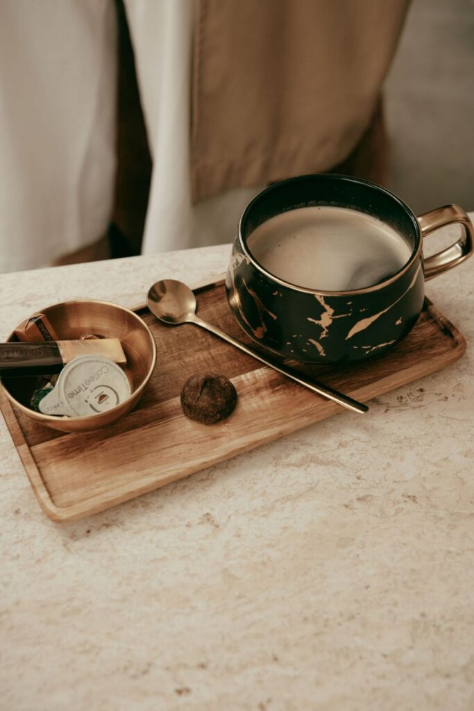 Koffie en praline op een dienblad, detailfoto