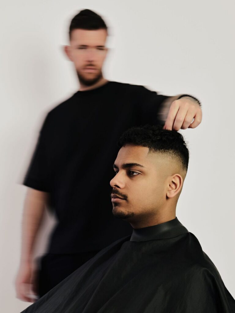 Barber werkt een fade af bij een klant